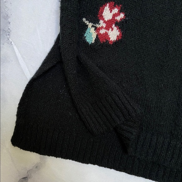 Rose Patterned Sweater - Picture 4 of 5